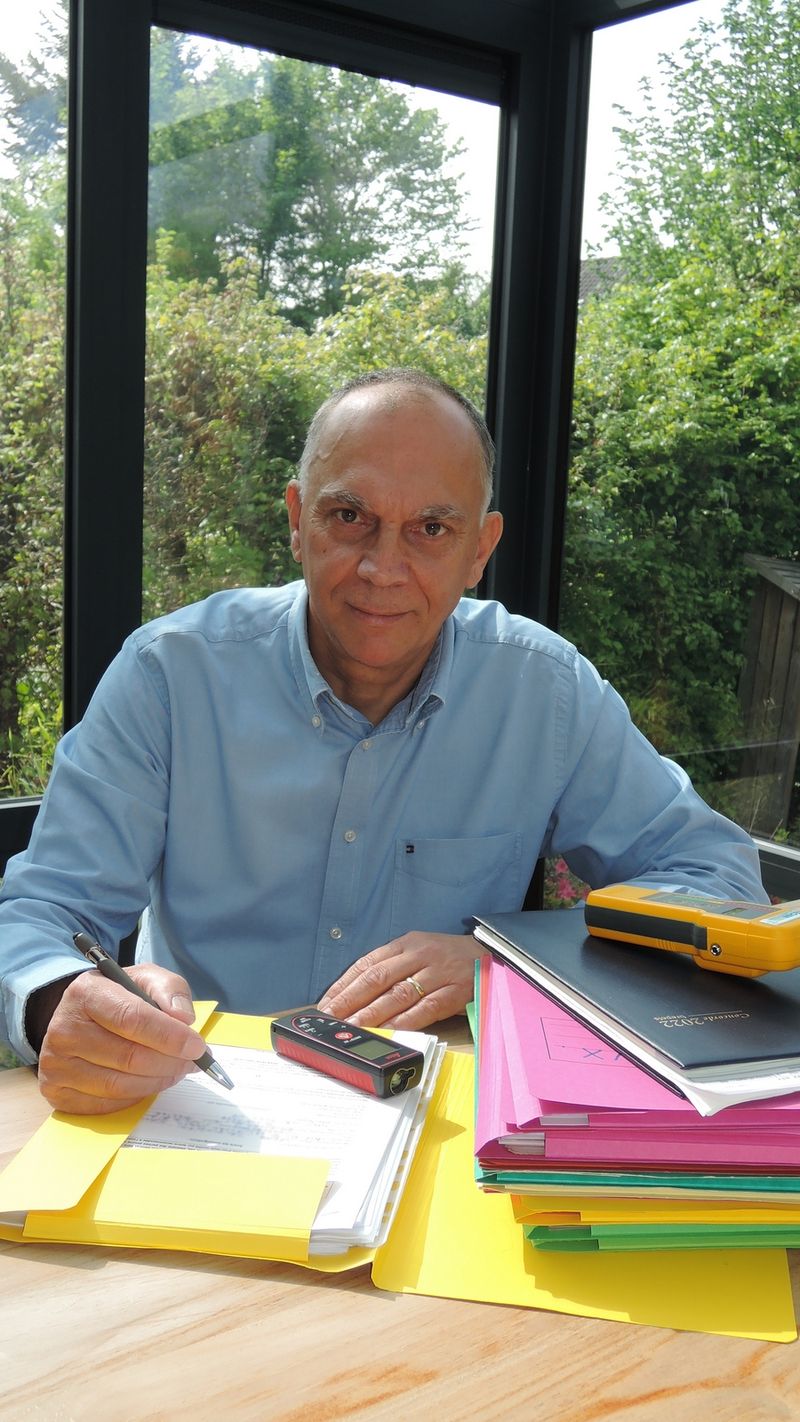 Pierre Tonon à son bureau
